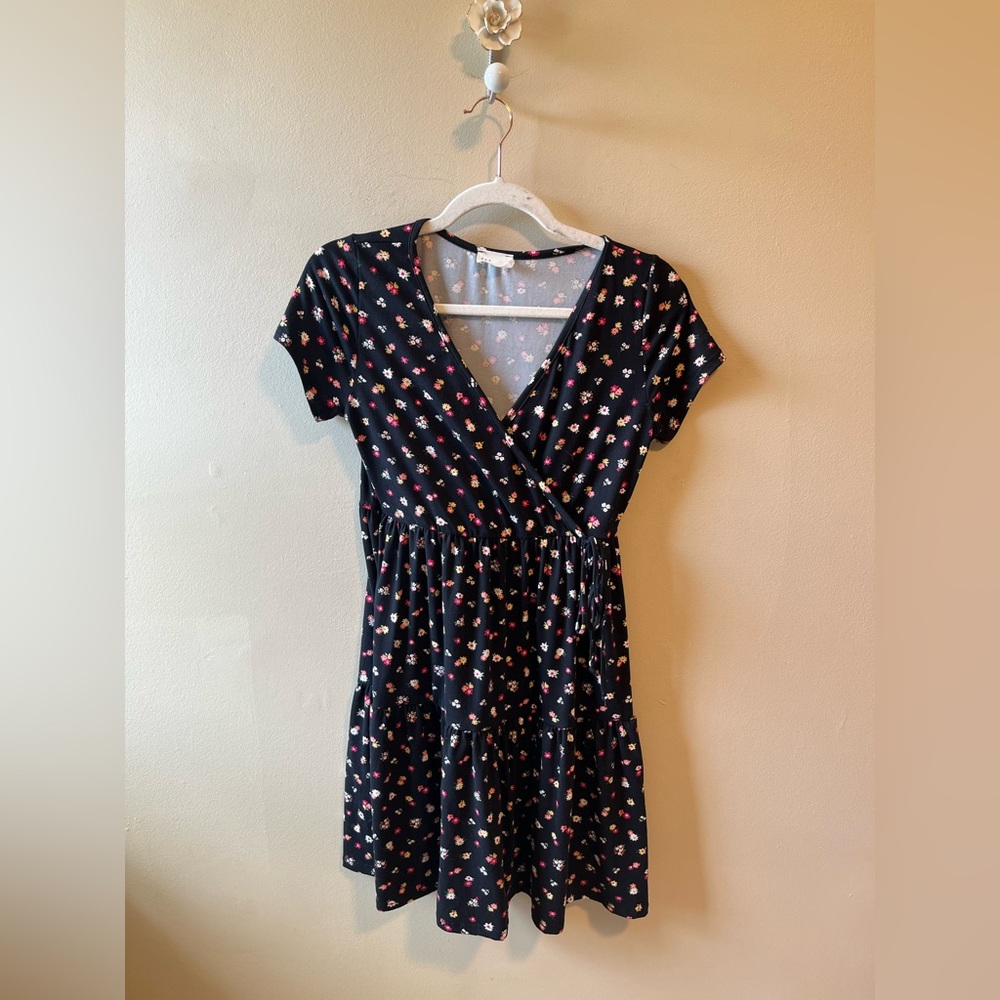 5 FOR 5-Dee Elly (from Francesca's) Black floral short sleeve v neck dress Small